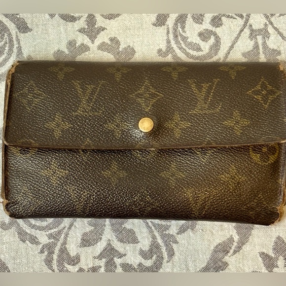 Louis Vuitton Monogram Sarah Wallet - Picture 1 of 12